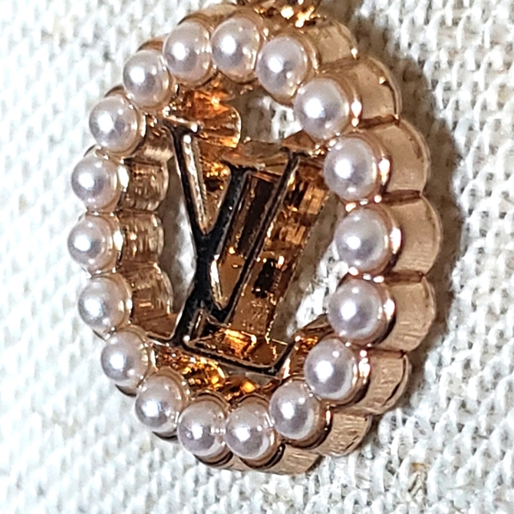 VINTAGE Louis Vuitton pearl Logo & gold vermeil sterling paperclip neckl… - Picture 3 of 9
